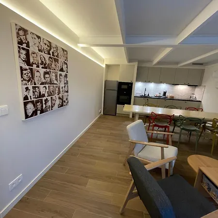 Luxurious With Private Parking Vakantiehuis